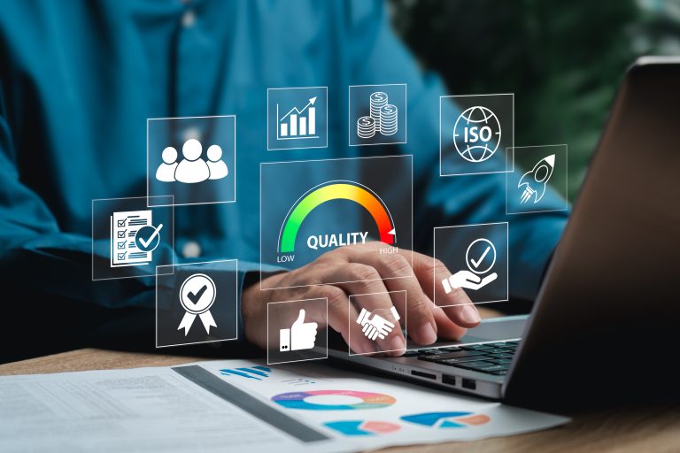 Czy mała firma potrzebuje ISO 9001? Kiedy system zaczyna realnie zarabiać na siebie?