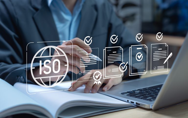 Wybór jednostki certyfikującej ISO – na co uważać w ofertach i umowach?