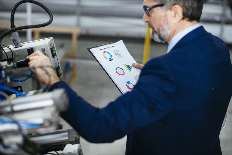 Jak zbudować standard raportowania problemów jakościowych dla produkcji wielozmianowej